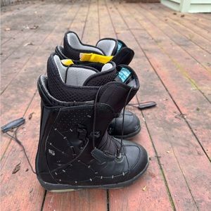 Burton sable size 6 women snowboarding boots in black